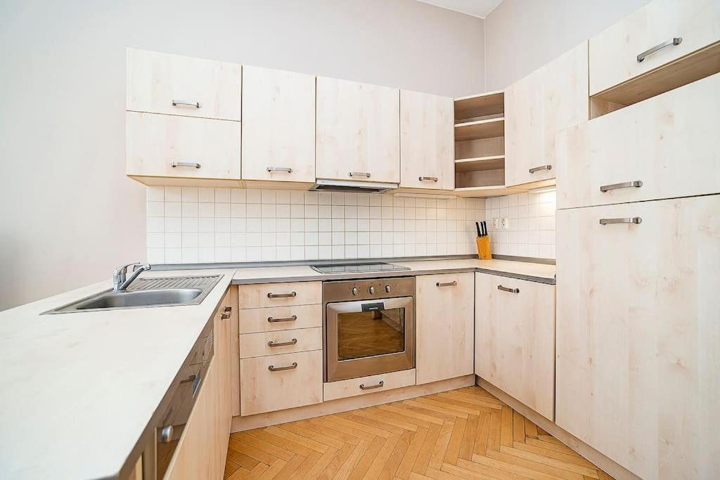 Cozy And Sunny Apartment In Uptown プラハ エクステリア 写真
