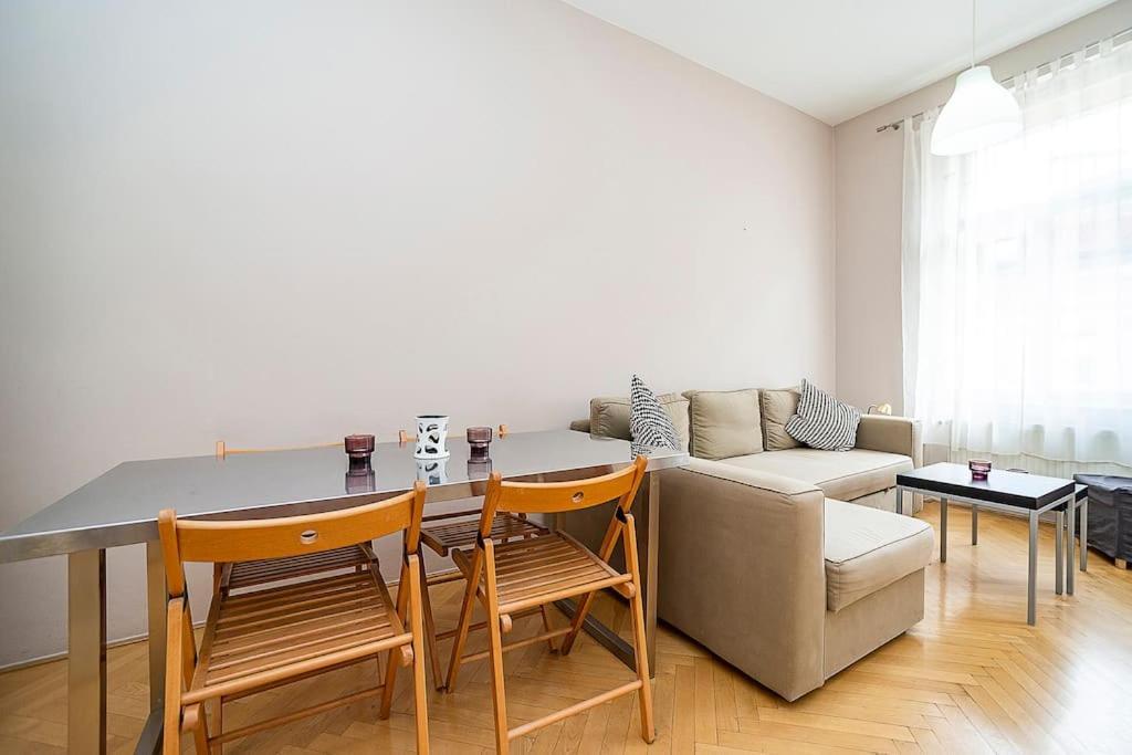 Cozy And Sunny Apartment In Uptown プラハ エクステリア 写真