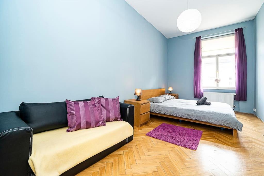 Cozy And Sunny Apartment In Uptown プラハ エクステリア 写真