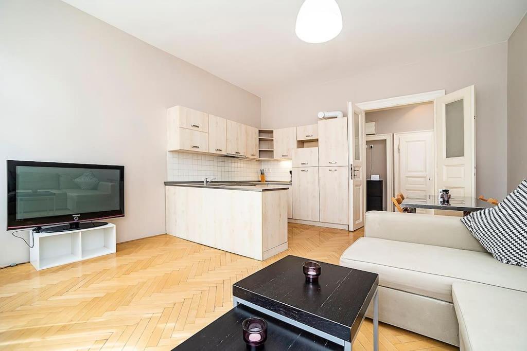 Cozy And Sunny Apartment In Uptown プラハ エクステリア 写真
