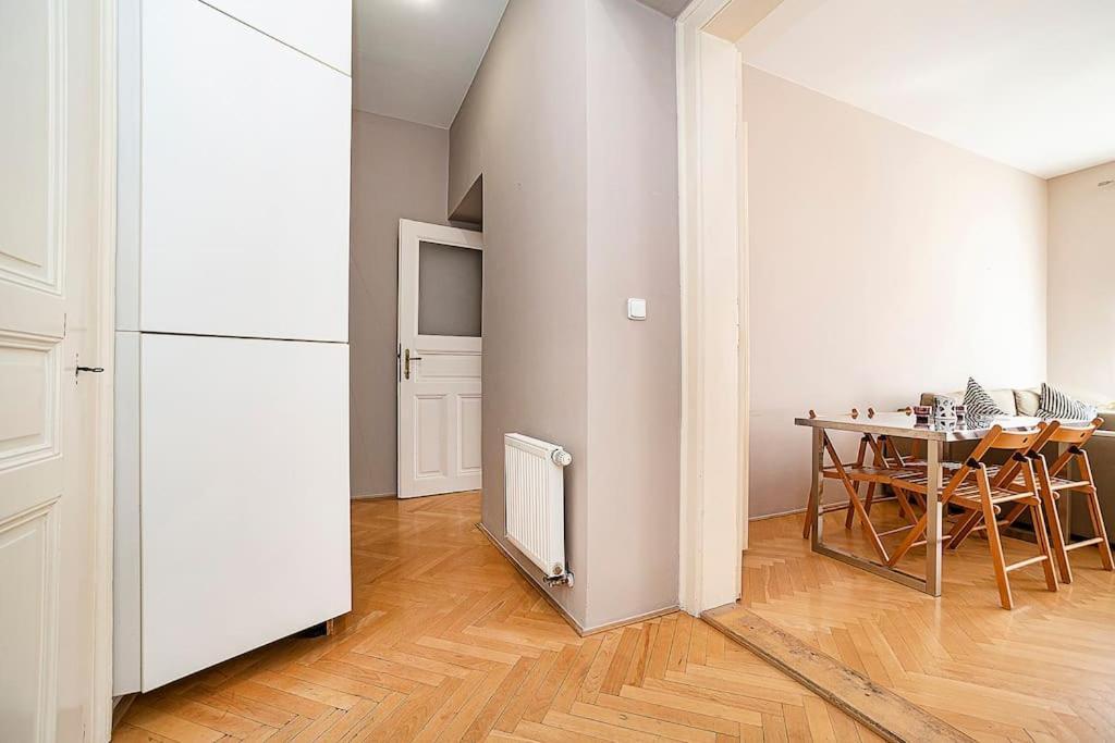 Cozy And Sunny Apartment In Uptown プラハ エクステリア 写真